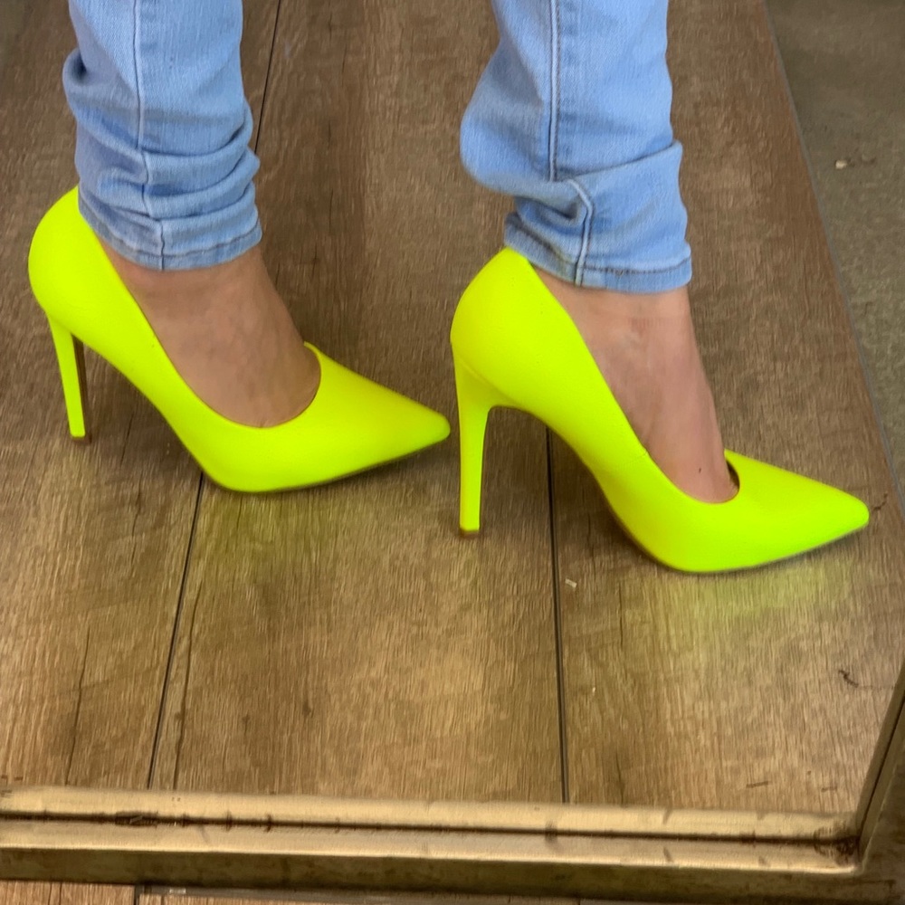 Delicious 80s Neón Yellow Closed Toe Pump Heel 4” - Picture 8 of 8